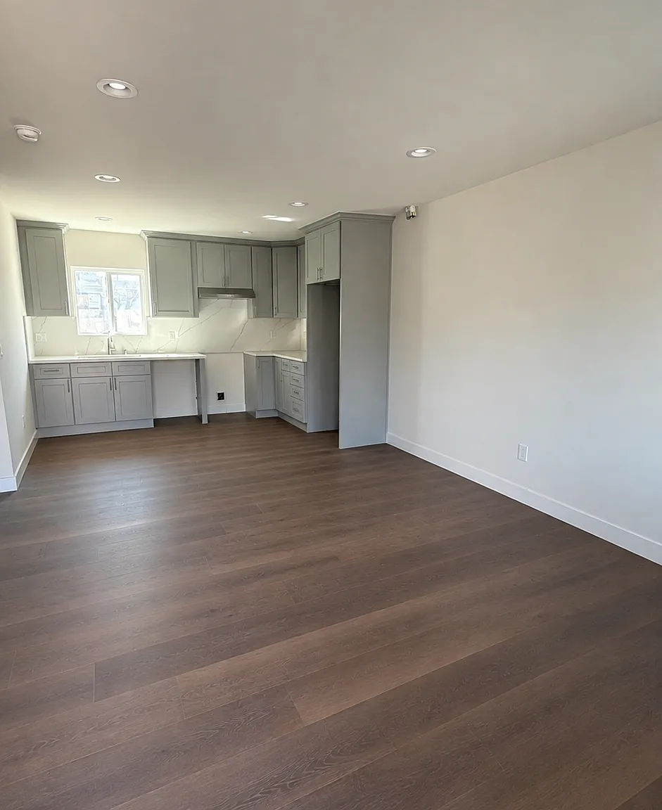 923 W Elm St — Photo 2