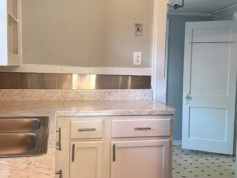 2378 Boyle Ave — Photo 5