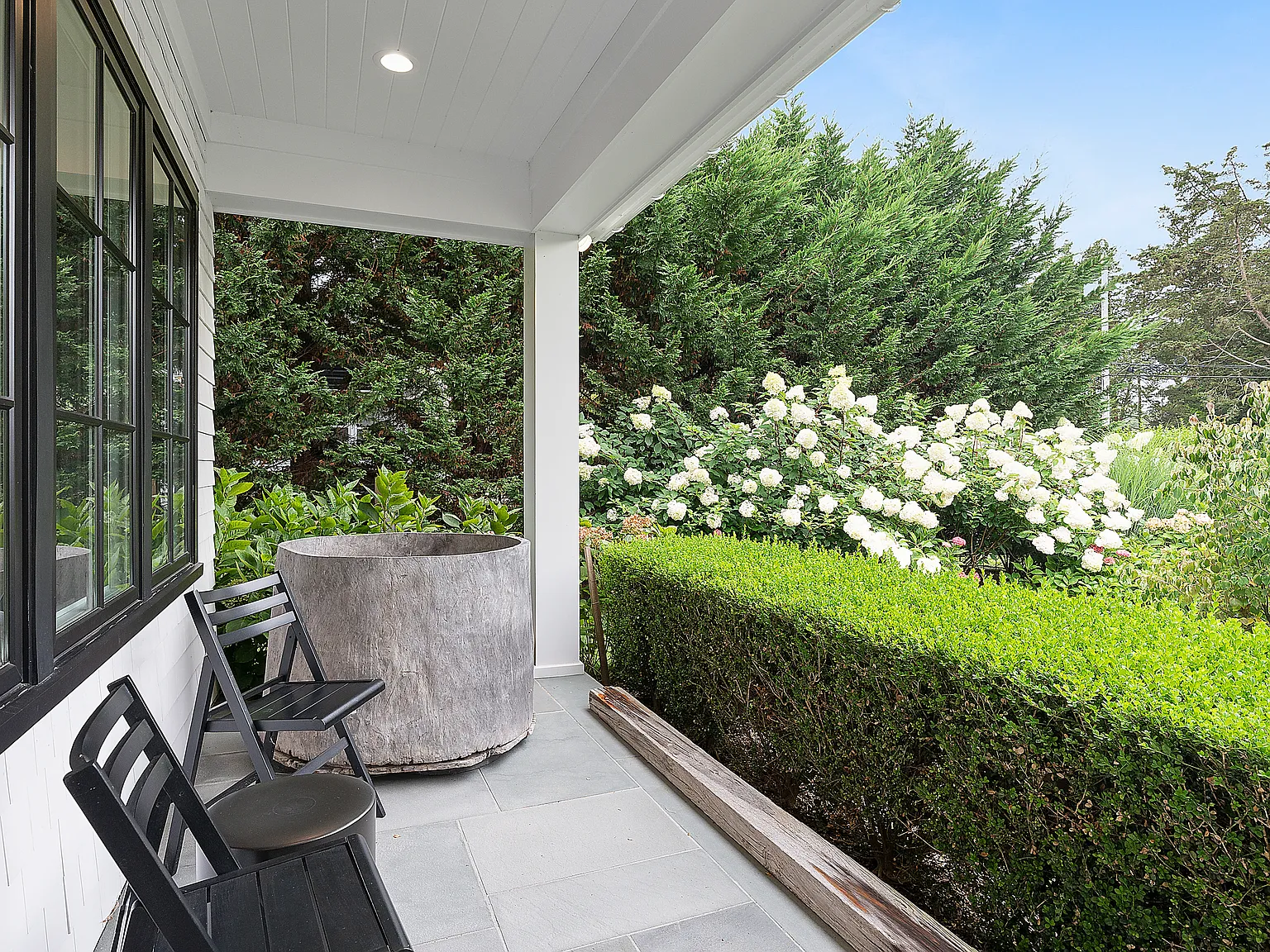 Chic Artist's Home in Sag Harbor — Photo 1