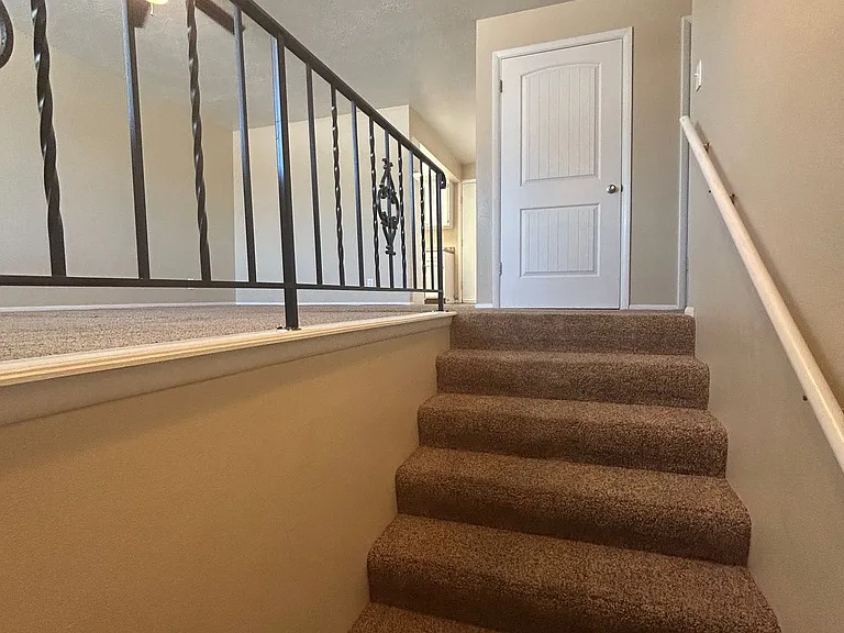 Main 819 S — Photo 32