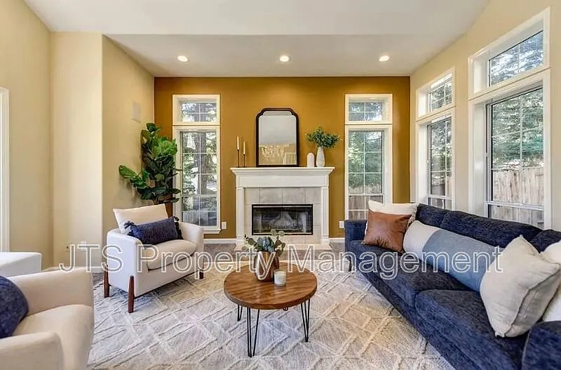 4 bed, 4.0 bath, 3570 sqft, $5,100 — Photo 4
