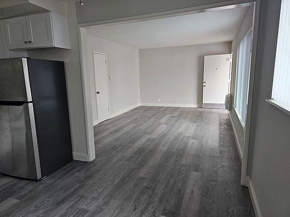 4th image of 5130 Woodman Ave APT 18