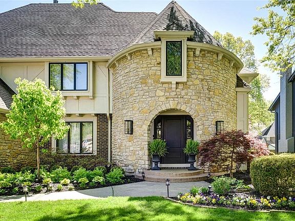 3rd image of 8943 Cedar Dr