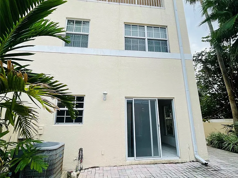 2605 Bay Dr — Photo 7
