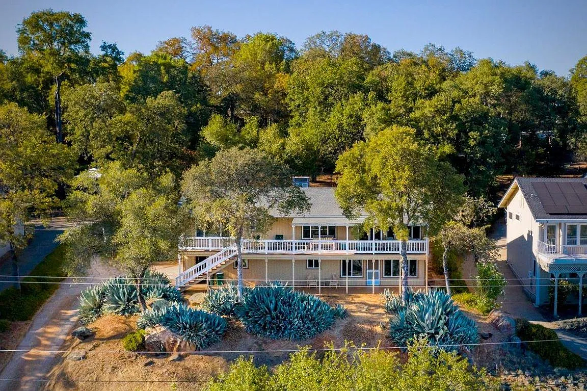 18704 Hummingbird Dr photo 1