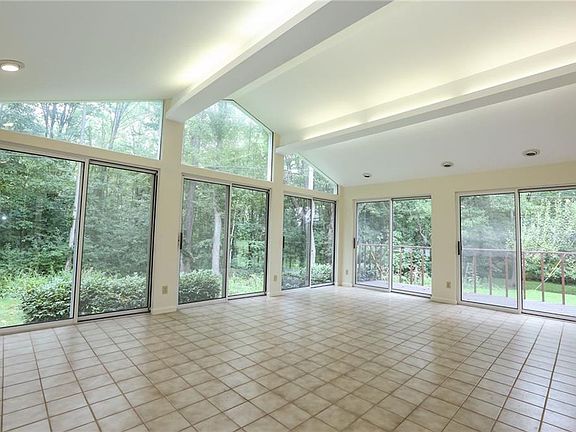 4th image of 36 Candlewood Dr