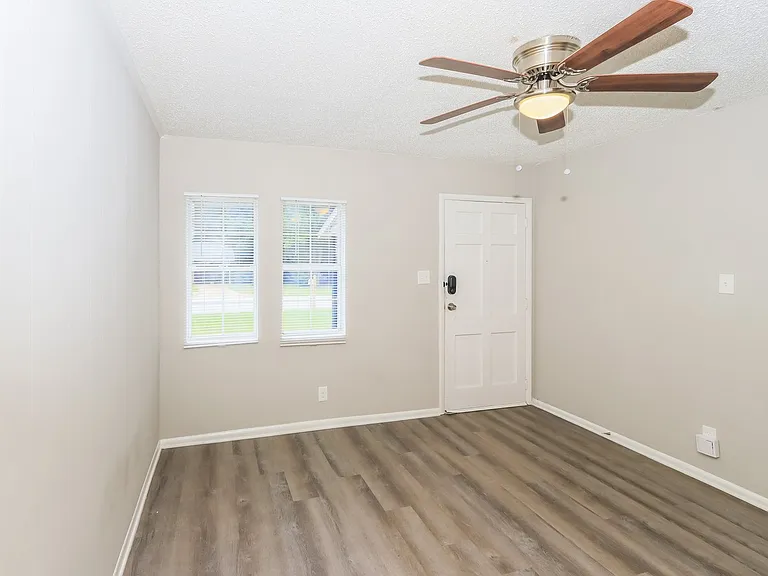 1237652_018_living_room_13136040.jpg