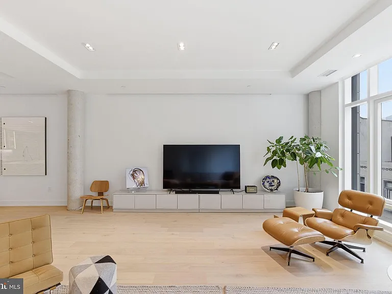 2110 Walnut St #301 — Photo 5