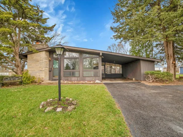 209 Sharon Ln, North Aurora, IL 60542