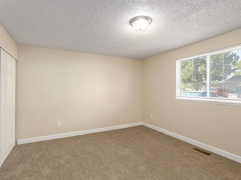Irving Place Apartments — Photo 21