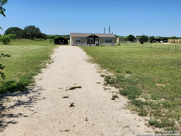 2264 State Highway 173 N, Devine, TX 78016