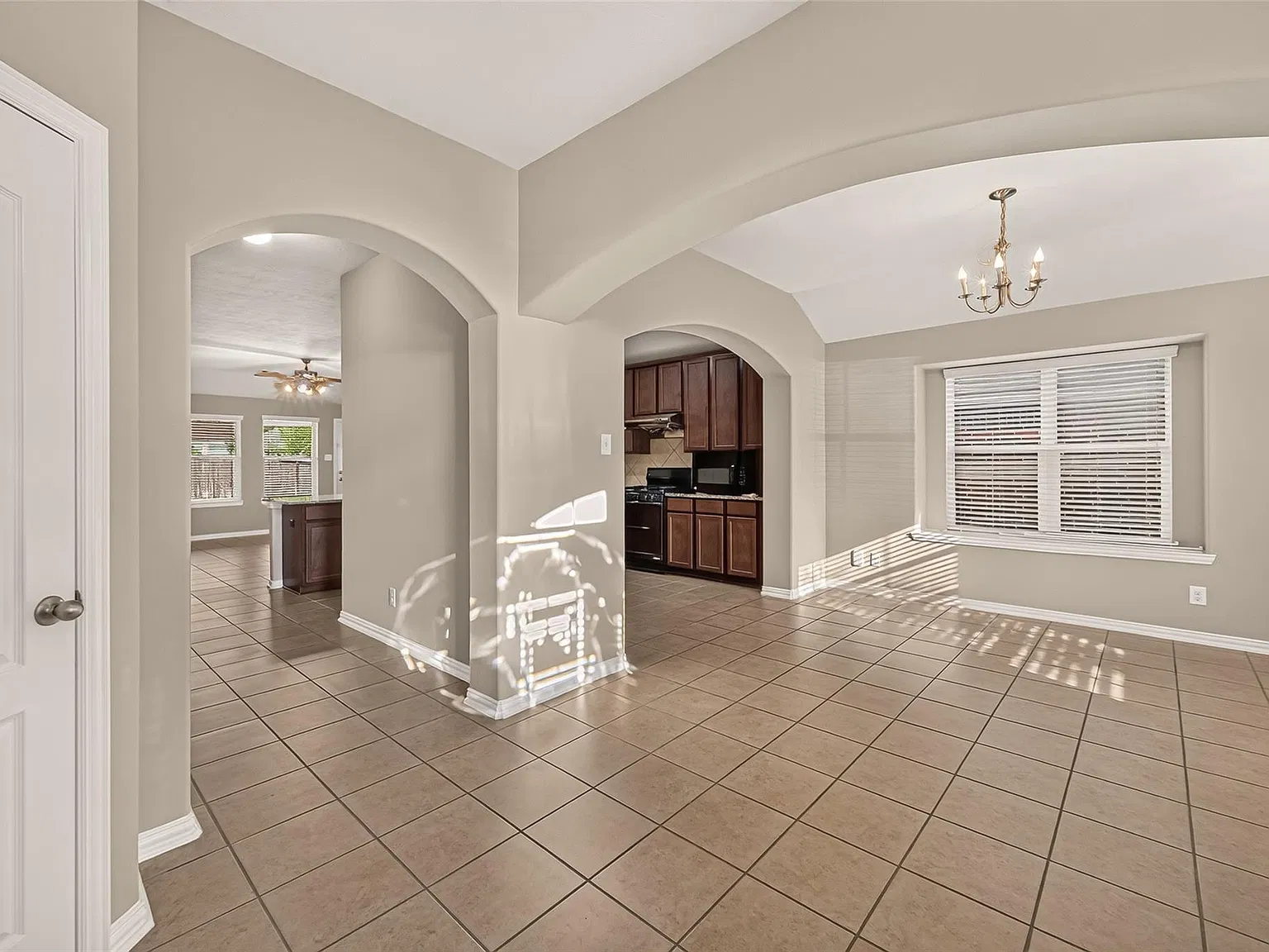 3 bed, 2.0 bath, 1686 sqft, $2,095 — Photo 4