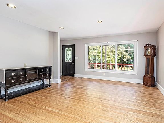 5th image of 329 Dogwood Cir