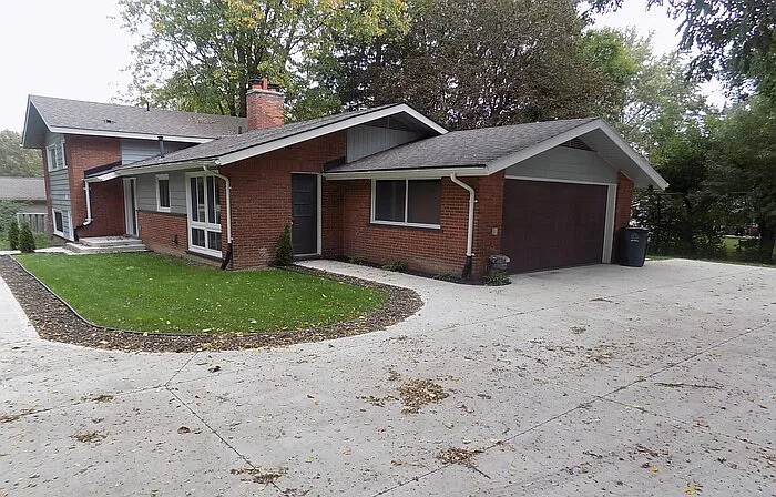4 bed, 2.5 bath, 2100 sqft, $4,000 — Photo 2