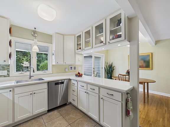 5th image of 1786 Saunders Ave