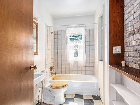 5th image of 2401 Broadmoor Dr