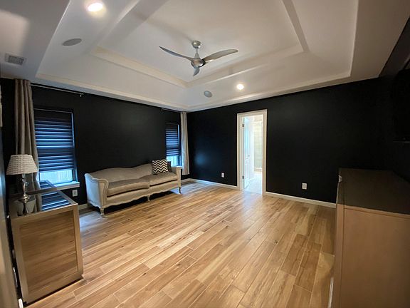 4th image of 324 Thunderbird Ave