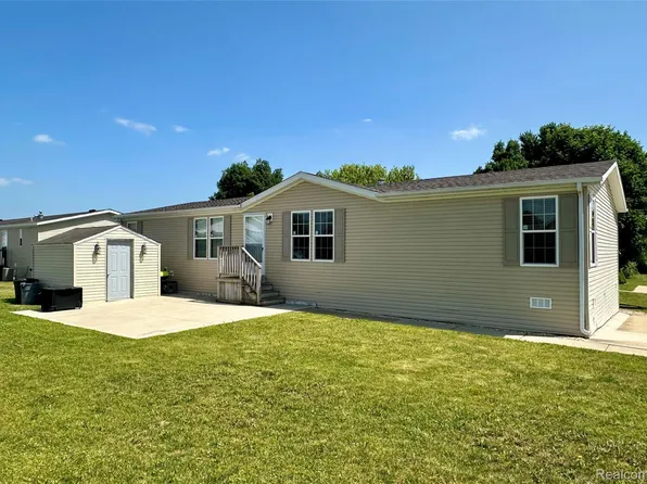 11211 Nearbrook Ct, South Lyon, MI 48178