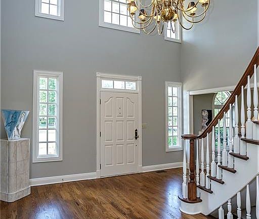 2nd image of 1517 Roseland Way