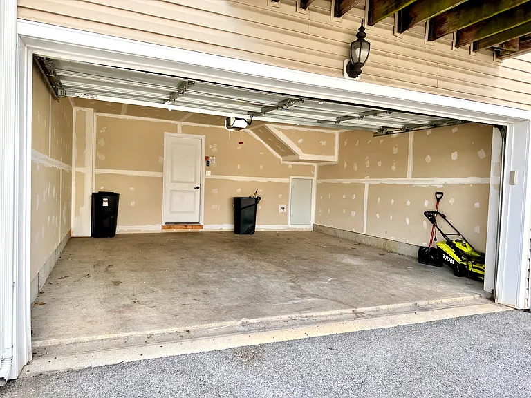 163 Moul Ave - Garage