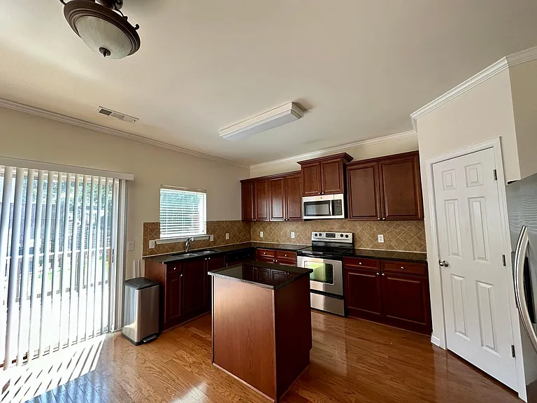 1548 Liberty Pkwy NW — Photo 3