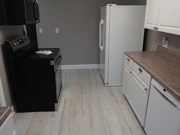 Opposite side of kitchen.