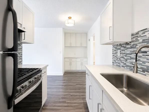 319 N Heliotrope Dr, Los Angeles, CA