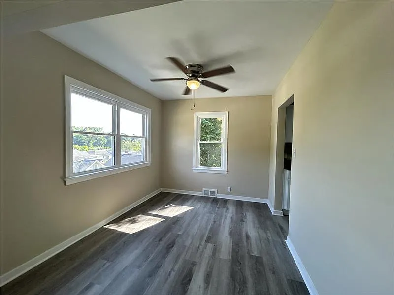 Studio, 924 sqft, $1,250 — Photo 2
