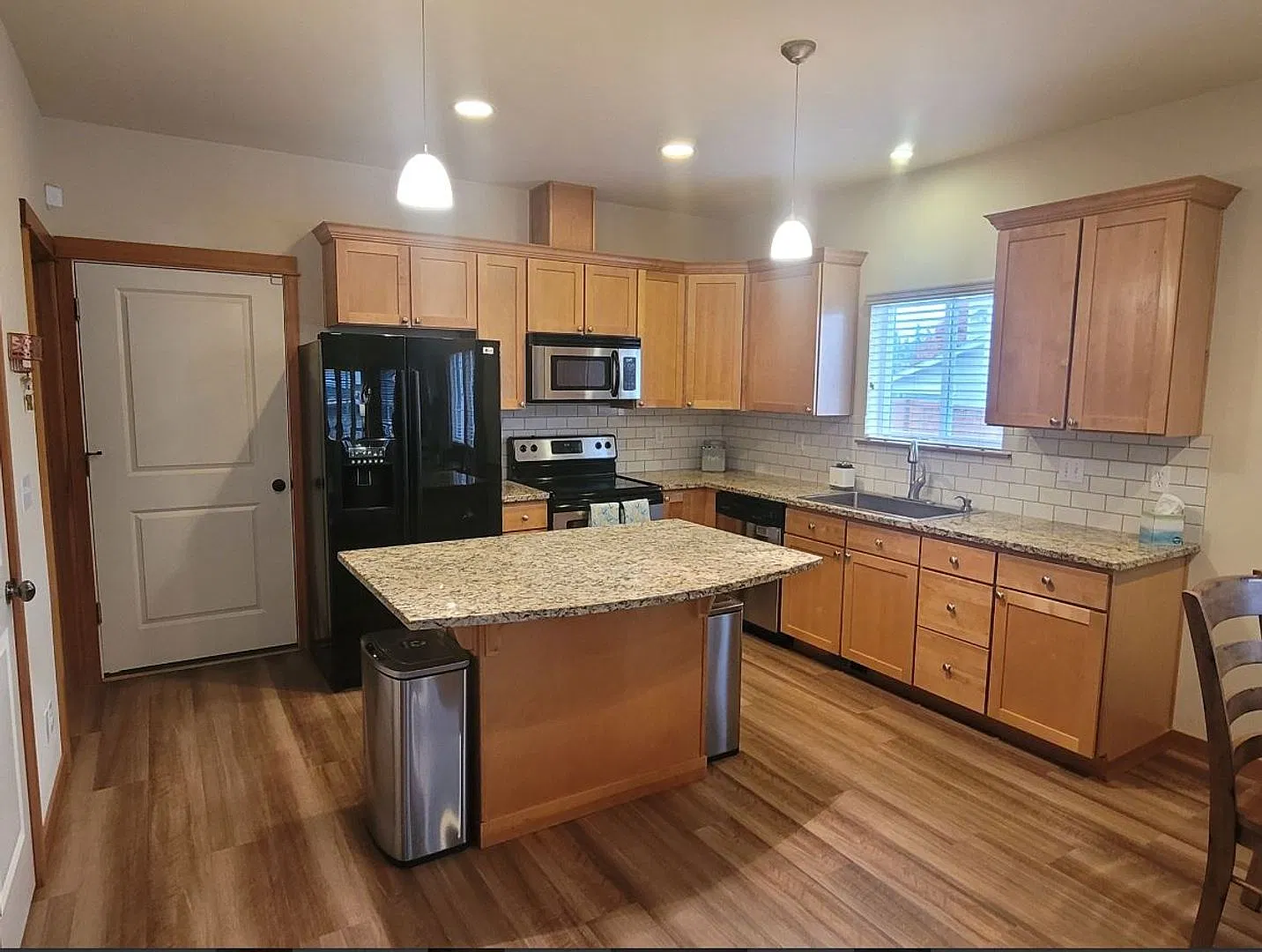 Milton townhome, a large end unit, 3 bedroom 2.5 bathroom, with a 2 car garage! — Photo 3