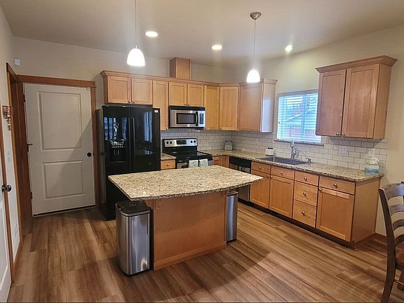 3rd image of 2738 Diamond St Unit E