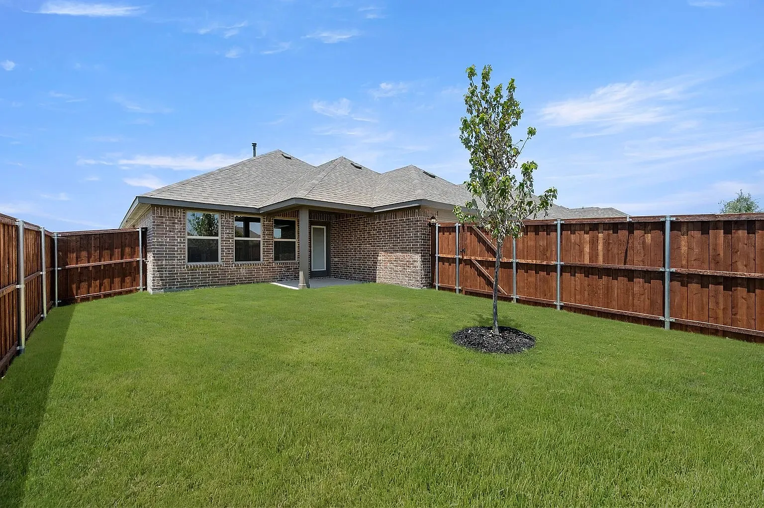 4 bed, 2.0 bath, 1941 sqft, $3,250 — Photo 3