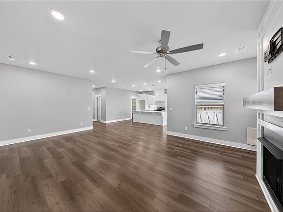 4th image of 2204 Riggins Ave