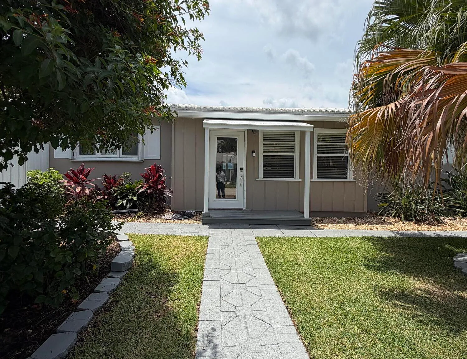 4 bed, 3.0 bath, 1948 sqft, $6,000 — Photo 4