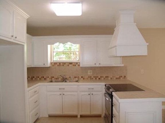 3rd image of 718 Camellia Ave