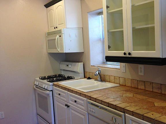 5th image of 3217 E Hawthorne St