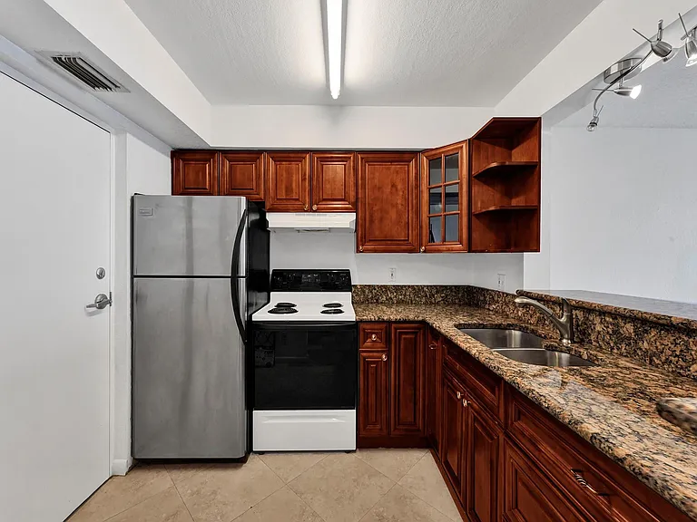 4025 N Federal Hwy #B311 — Photo 6