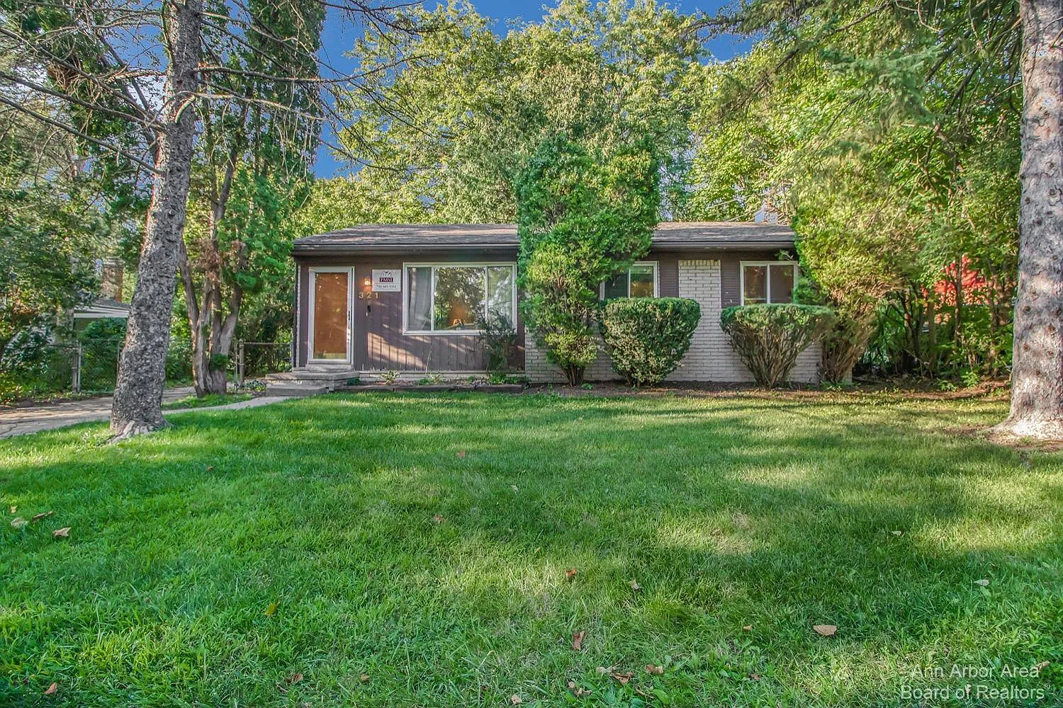 321 Cloverdale St photo 1
