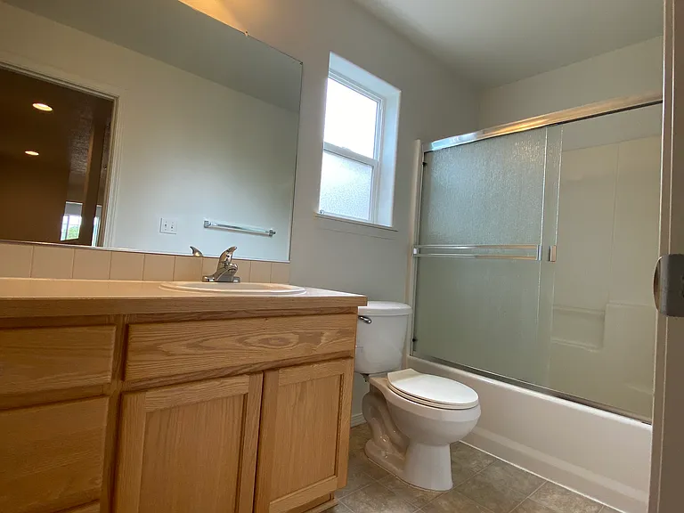 Upstairs full bath.