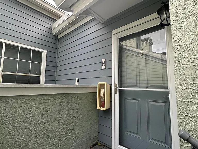 1050 Crystal Way #H — Photo 4