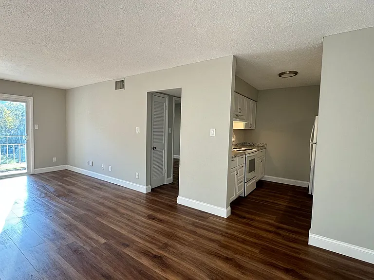 Creek Ridge Apartments — Photo 3