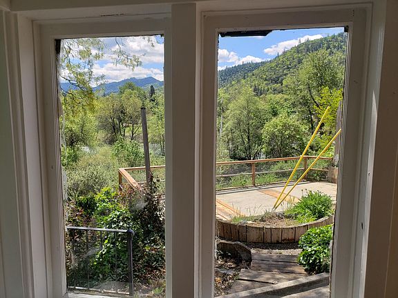 4th image of 220 N 2nd Ave