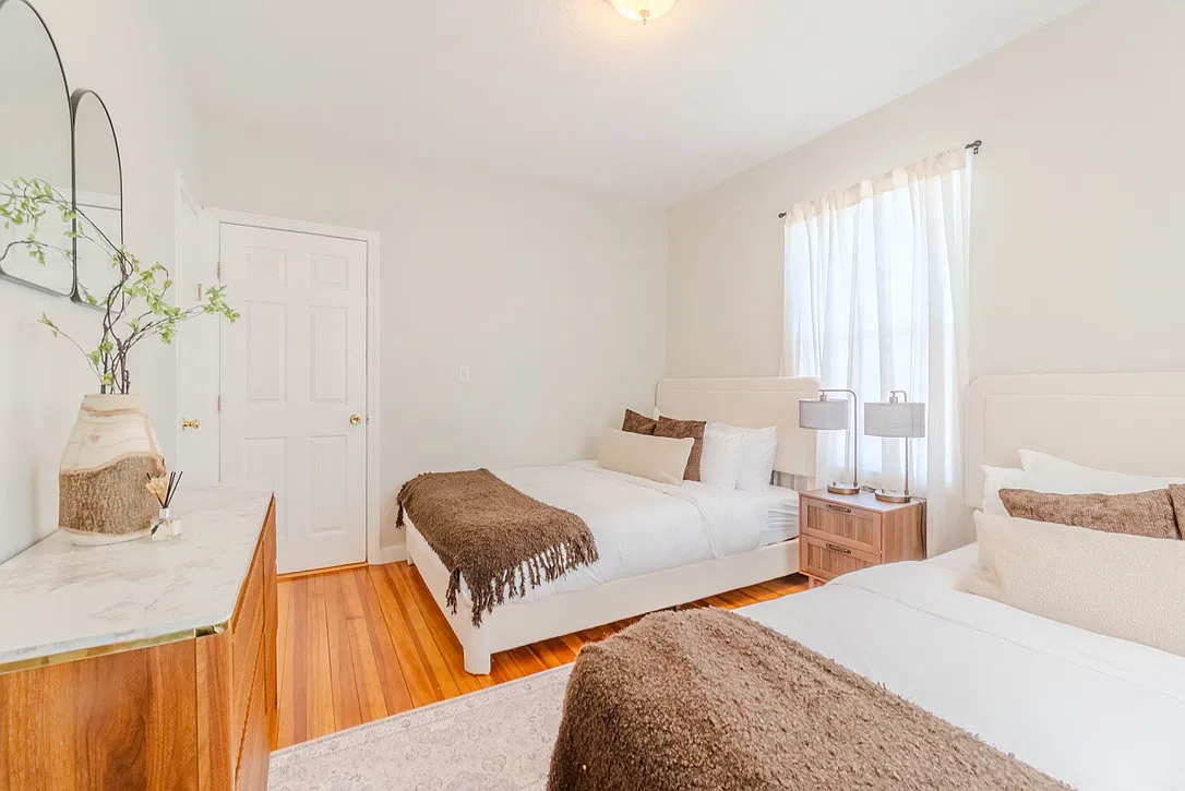 5 bed, 9998 sqft, $5,500 — Photo 3
