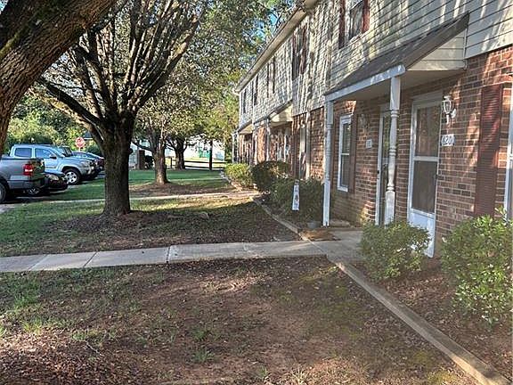3rd image of 620 Cedarbrook Ct