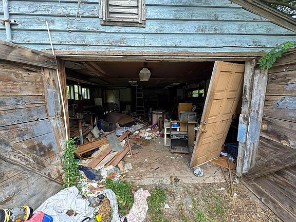 4th image of 2206 E Oak Ave