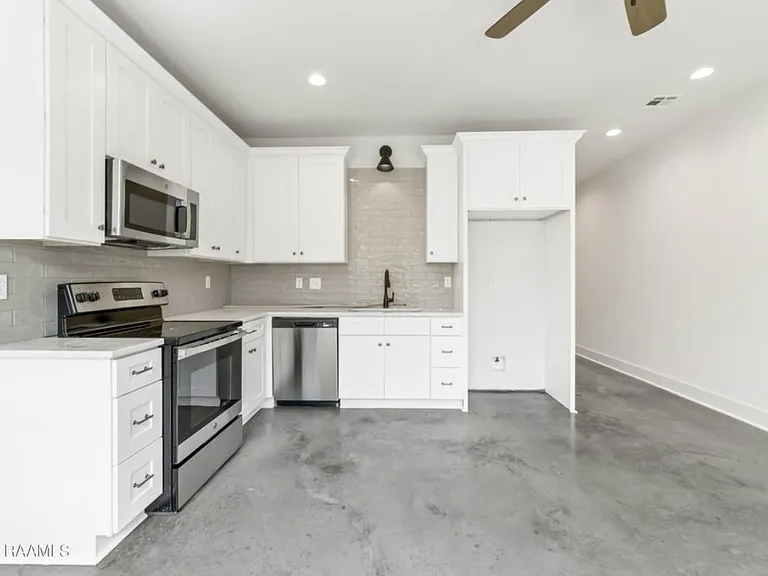 Highland Oaks Ln — Photo 1