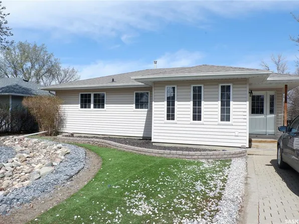 216 Dominion ROAD, Assiniboia, SK S0H 0B0