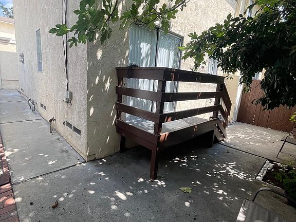 5th image of 3246 Montrose Ave #B