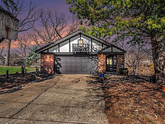 3rd image of 812 Sunset Dr