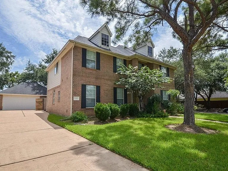 2515 Lansing Cir — Photo 3