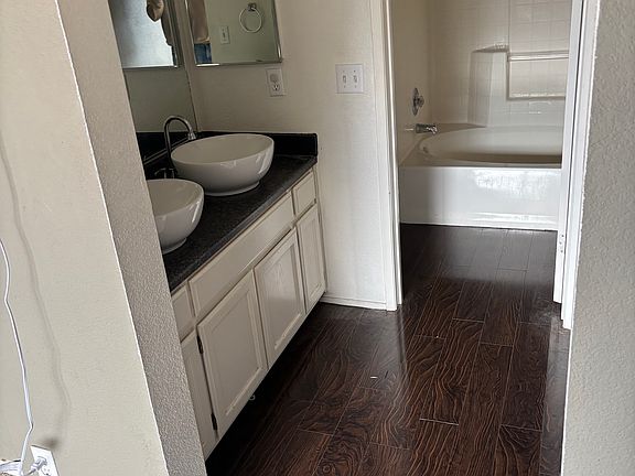 4th image of 205 Redstone Cir